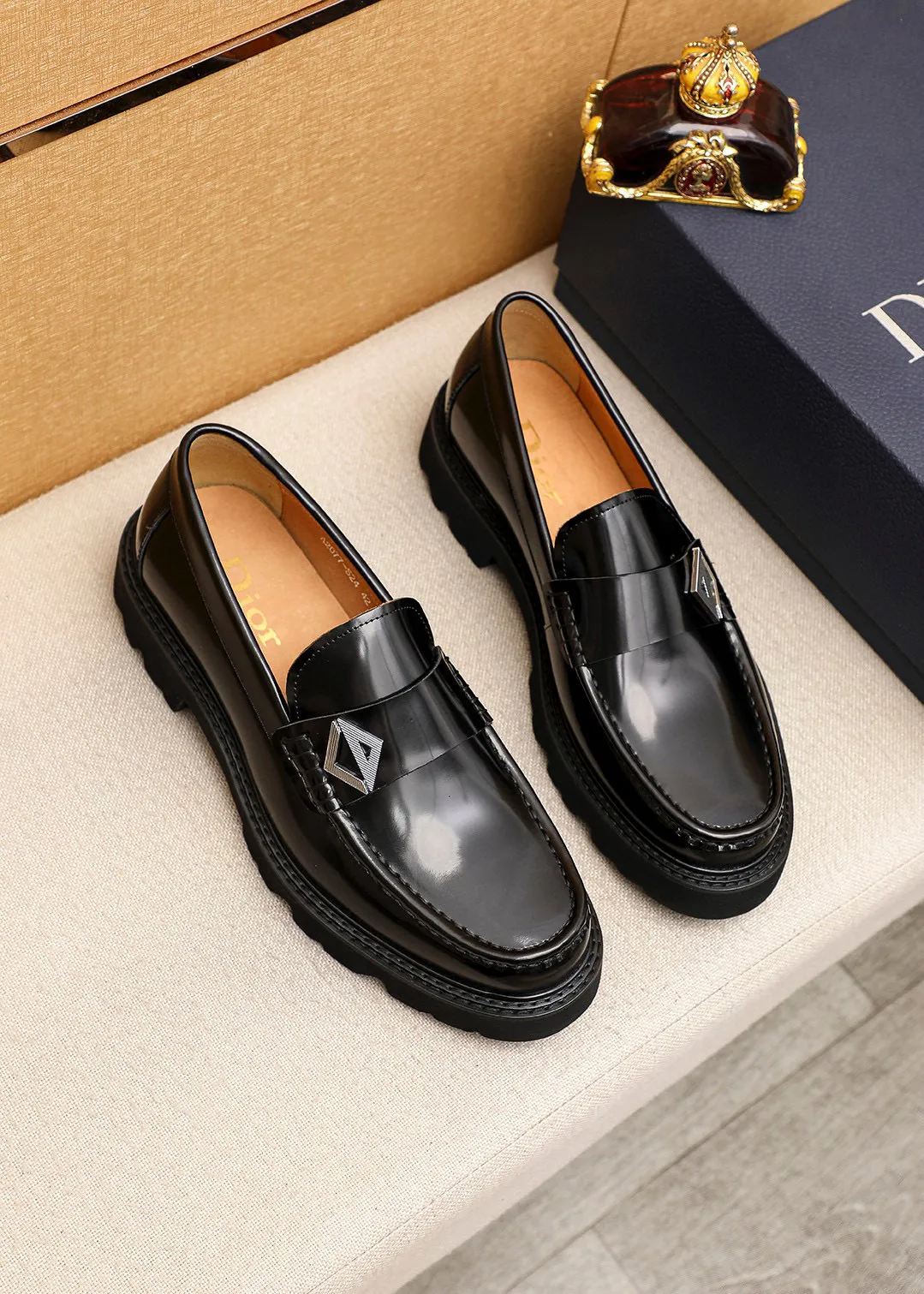 Men's shoes 💰480 💐 Product trademark: Dior "Dior" casual leather shoes Regular size: 39-44 (45🉑️customized) Product materials: Selected Italian imported first-layer beaded cowhide upper + classic hardware buckle, imported water-dyed 🐂 cowhide lining. Strong three-dimensional visual effect, original outsole Color: 3⃣️colors available